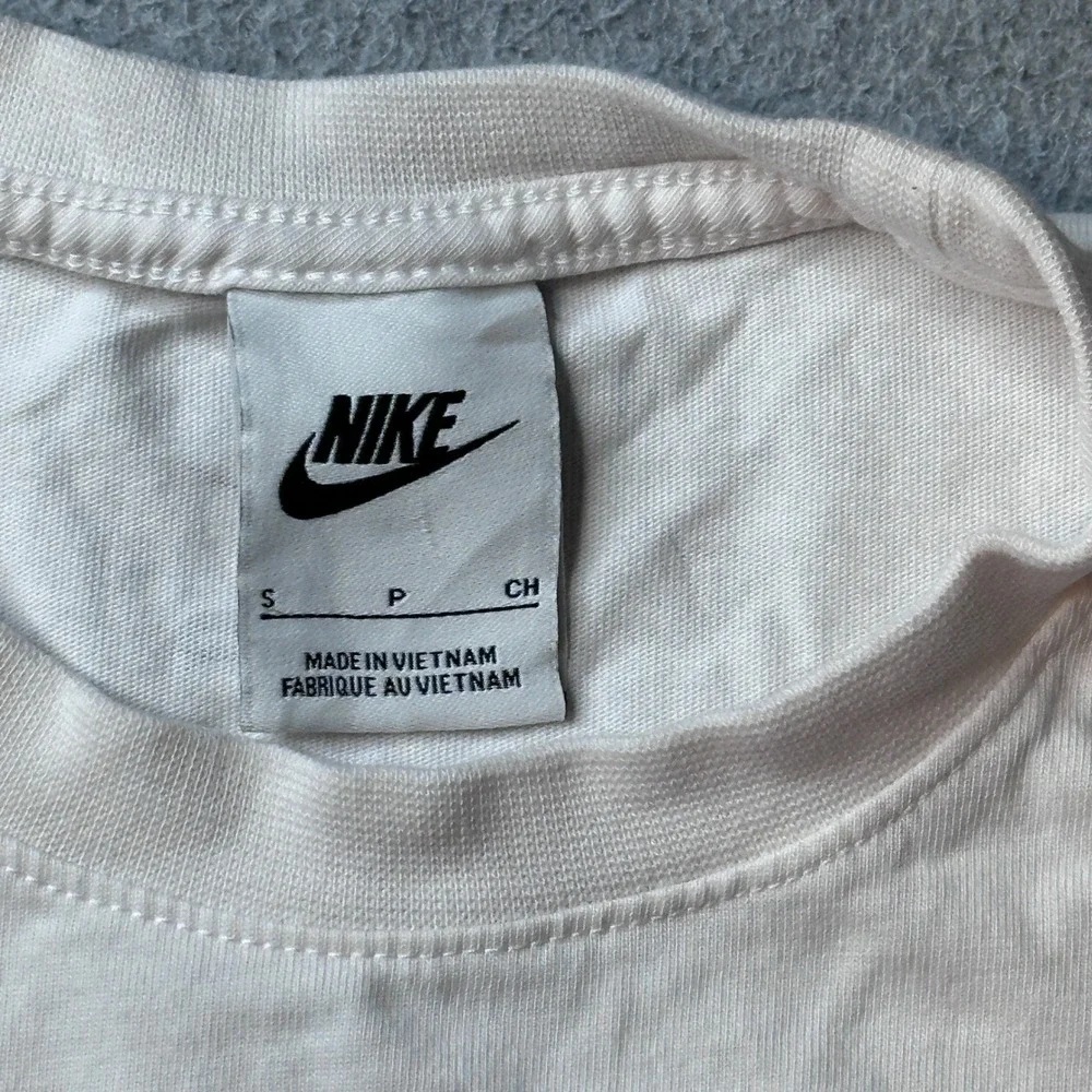 Nike T-Shirt Kids Small White Air Swoosh Graphic Tee FV2343-100 Sportswear